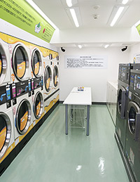 日本アサヒ機工株式会社のコインランドリーサービス 西武新宿線の新所沢駅から800m、バースデイ新所沢店(ベビー・子供用品)、コープみらいコープ新所沢店、所沢美原郵便局近くカメさんのふっくらふとんコインランドリー新所沢店店舗外観